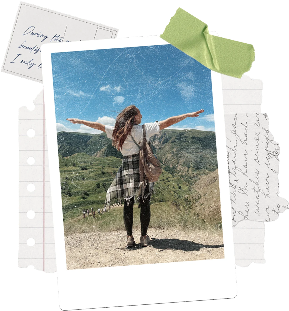 Uma polaroide de uma viajante de braços abertos, colada sobre páginas rasgadas de caderno